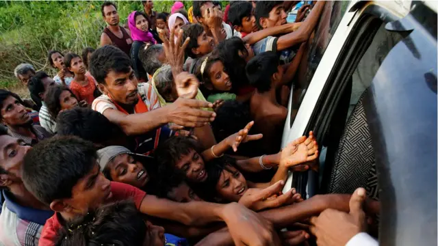 拥挤在救援供给车旁的罗兴亚难民