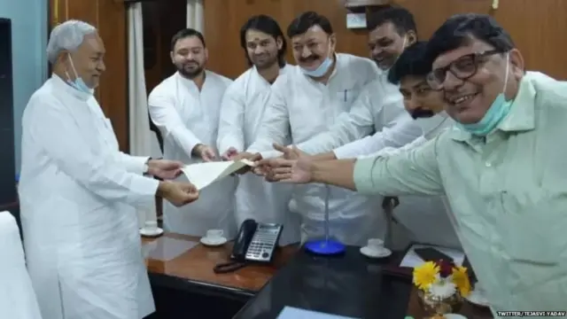 नीतीश के साथ तेजस्वी