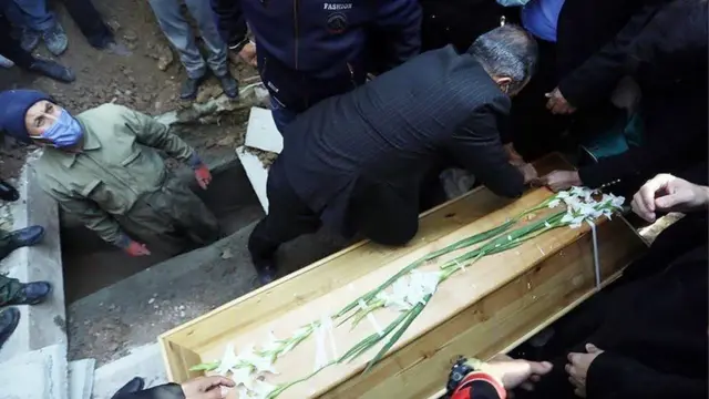 محمدرضا شجریان با آواز ربنایی که خودش خوانده بود به خاک سپرده شد