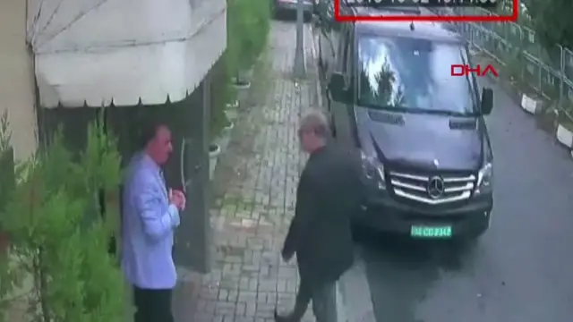 Imagemquina probabilidadecâmera mostra Khashoggi, à direita, chegando a consulado