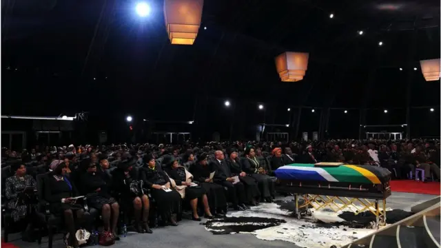 নেলসন ম্যান্ডেলা মৃত্যুতে গোটা দক্ষিণ আফ্রিকা জুড়ে শোকের ছায়া নেমে আসে।