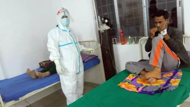 एउटा सिलिण्डरबाट दुईजनालाई अक्सिजन दिइँदै