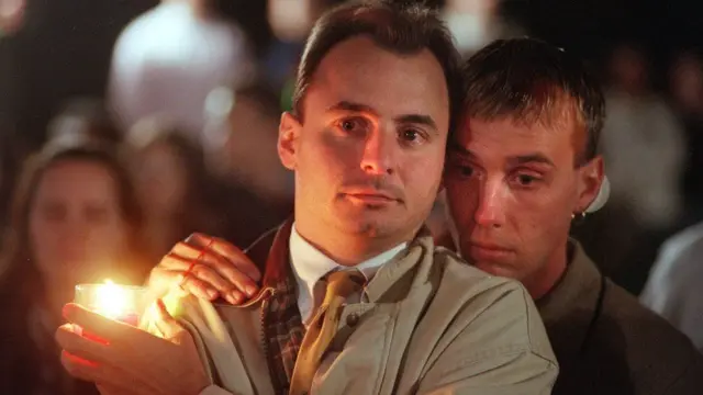 هزاران نفر پس از مرگ شپارد بیرون کنگره جمع شدند