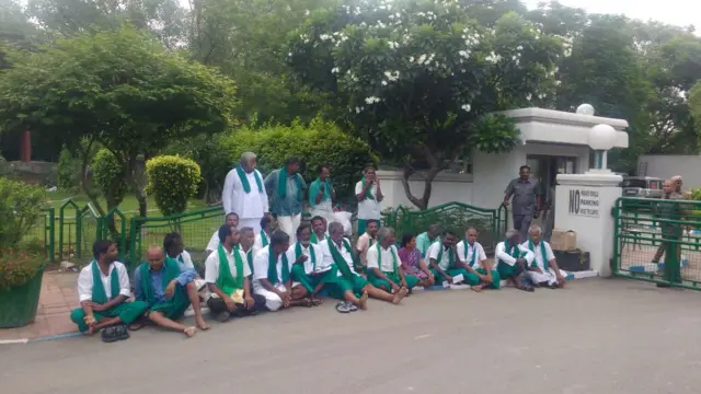 தமிழ்நாடு இல்லத்தில் முதல்வரை சந்திக்க வாயிலில் காத்திருக்கும் விவசாயிகள்