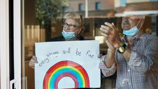 Британцы аплодируют NHS