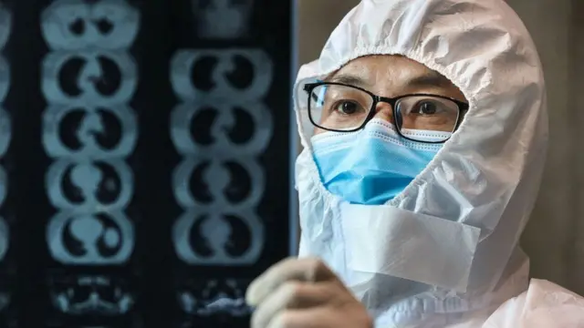 கொரோனா வைரஸ்: சுகாதார அவசர நிலை, ரத்து செய்யப்பட்ட திருவிழா - 8 தகவல்கள்