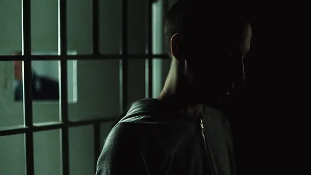 Soledad con las rejas de la celda a sus espaldas