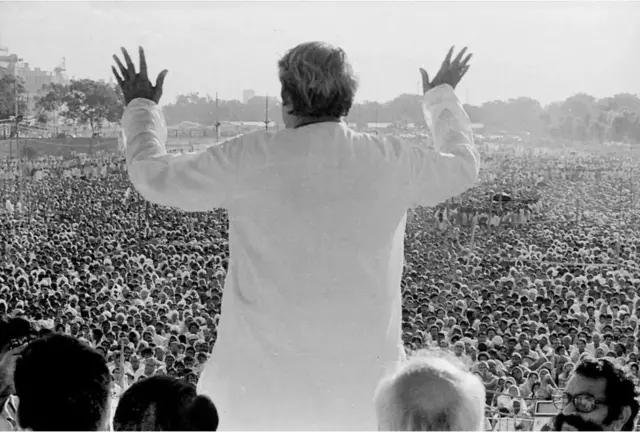 વાજપેયીનાં ભાષણ સાંભળવા એકઠી થતી વિશાળ જનમેદની