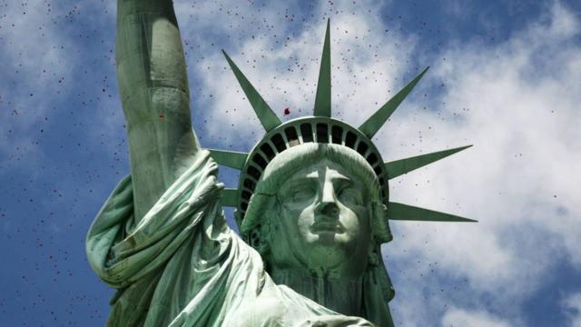 La Estatua de la Libertad, símbolo americano, fue un regalo de los franceses.