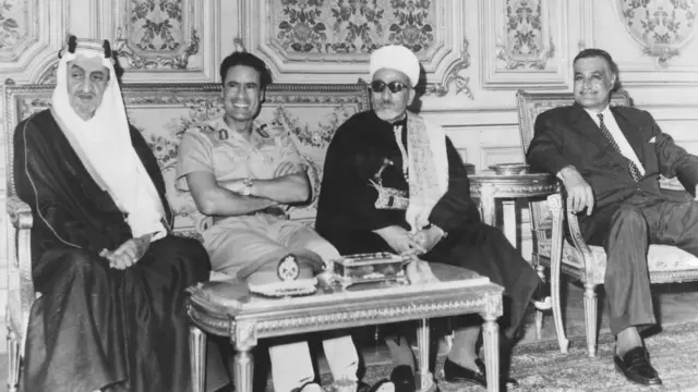 সৌদি বাদশাহ ফয়সালের সঙ্গে লিবিয়ার নেতা মুয়াম্মার গাদ্দাফি, ইয়েমেনের প্রেসিডেন্ট আবদুল রহমান ইরিয়ানি এবং মিশরের প্রেসিডেন্ট গামাল আবদেল নাসের।