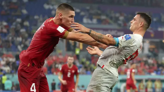 Nikola Milenkovic empurrando Granit Xhaka