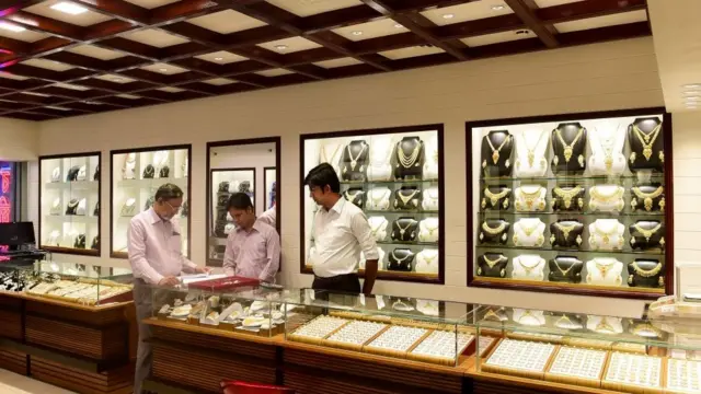 ঢাকার একটি গহণার দোকান।