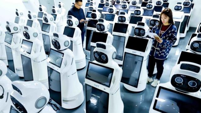 2022年全球服务机器人销售额预计达到217亿美元，年增长率26.2%达到过去四年的增长峰值。 其中，中国市场规模为65亿美元，占比超过1/4。 在过去一年，服务机器人企业的数量增长至10.5万家，七年间增长超15倍。
