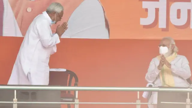 बिहार चुनाव: पीएम मोदी की सभा छोड़कर जाती भीड़ और मुक़ाबले में आता महागठबंधन