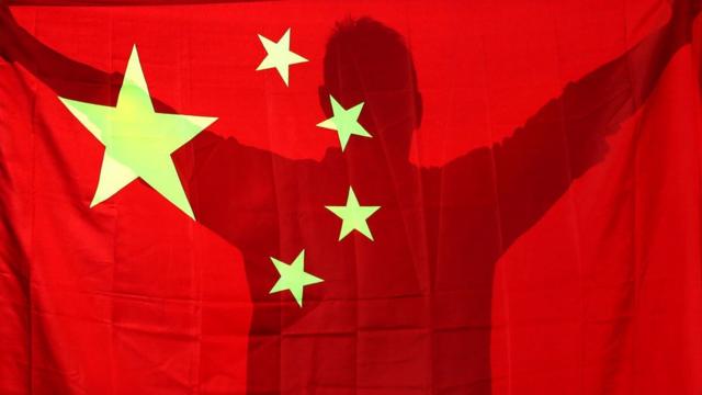 Hombre con bandera de China