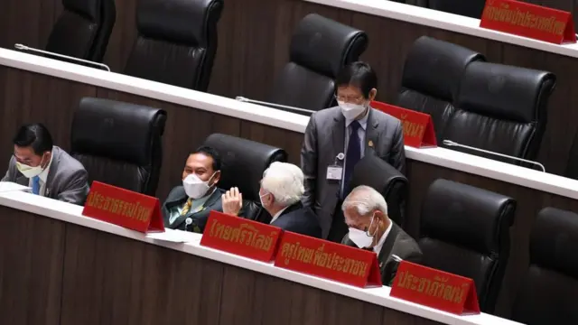 ระบบเลือกตั้งแบบจัดสรรปันส่วนผสมตามรัฐธรรมนูญ 2560 ทำให้เกิด "พรรคจิ๋ว" อันหมายถึงพรรคที่ได้คะแนนต่ำกว่าเกณฑ์คะแนน ส.ส. พึงมี แต่เข้าสภาได้ด้วยการปัดเศษทศนิยม