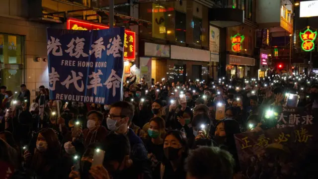 游行到晚上仍然未结束。