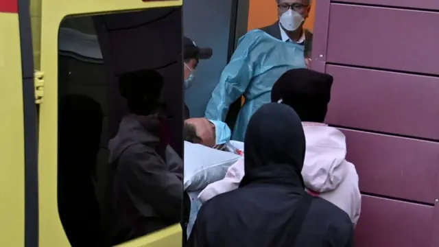 Навального увозят из больницы в Омске