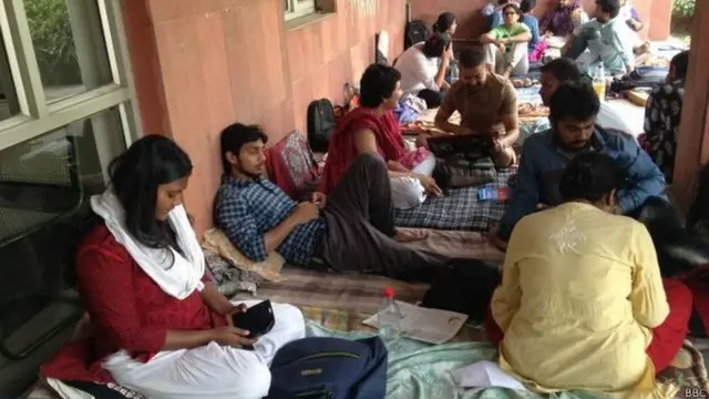 भूख हड़ताल के दौरान जेएनयू के छात्र