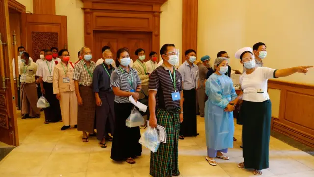 လွှတ်တော်ကိုယ်စားလှယ်တွေ ကိုဗစ်ကာကွယ်ဆေး ထိုးဖို့ရောက်လာစဥ်
