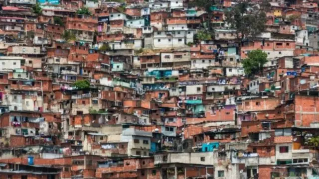 2014થી દેશમાં જીવન જરૂરિયાતની વસ્તુઓની તંગી સર્જાયેલી છે અને દુનિયામાં સૌથી વધુ ઊંચા ફુગાવાએ નાગરિકોની કમર તોડી નાખી છે.