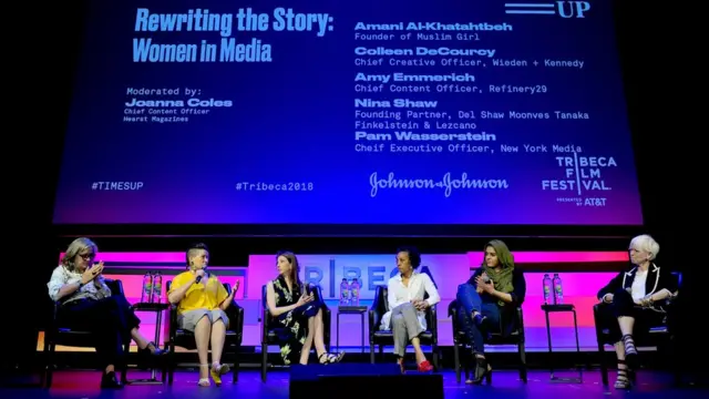 представительницы индустрии развлечений на сцене кинофестиваля