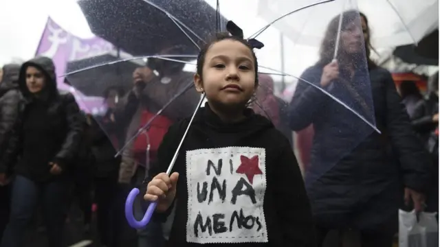 Criança leva faixaaposta personalizada bet nacionalprotesto "Ni Una A Menos"