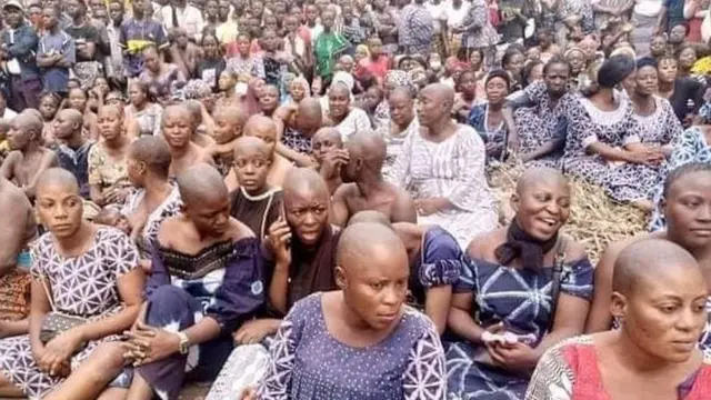 Women shave dia heads for di burial