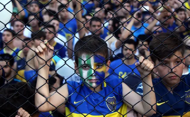 Una ficionado del Boca Juniors luce la cara pintada con los colores de su equipo y del brasileño Chapecoense durante un partido de primera división en la Bombonera el 4 de diciembre.