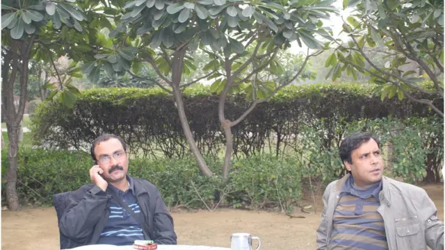 দিল্লিতে বিবিসির কর্মী সম্মেলনে কাদের কল্লোল (বাঁয়ে) আর বিবিসি বাংলার কলকাতা সংবাদদাতা অমিতাভ ভট্টশালী