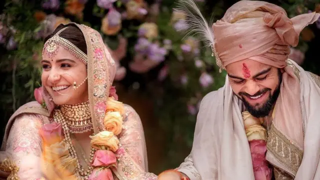 இந்திய கிரிக்கெட் வீரர் கோலி மற்றும் அனுஷ்கா ஷர்மா இத்தாலியில் திருமணம் செய்து கொண்டனர்.