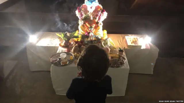 अभिनेता शाहरुख खान याच्या घरातील गणपती.