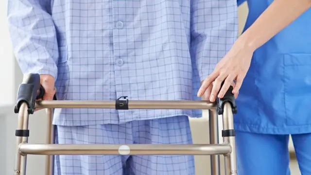 Imagen de un caminador con una persona enferma y una enfermera.