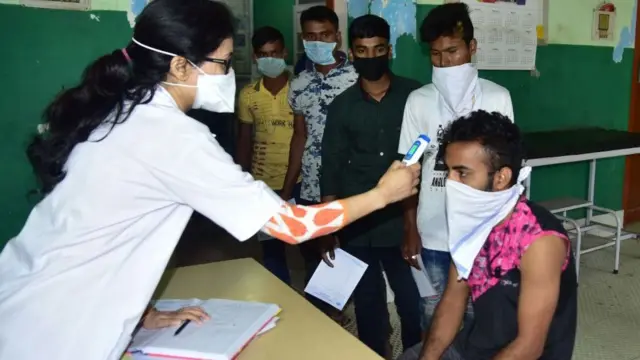 বিমানবন্দরেই প্রত্যেকের তাপমাত্রা মাপা হয়। যাদের সামান্য উপসর্গও দেখা গেছে, তাদেরই হাসপাতালে নিয়ে যাওয়া হয়েছে।