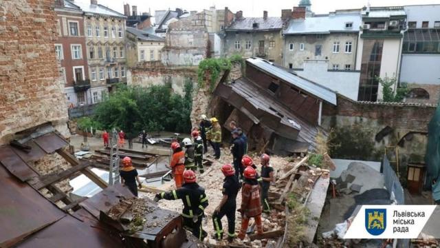 У центрі Львова обвалилася стіна будинку. Під завалами знайшли тіло