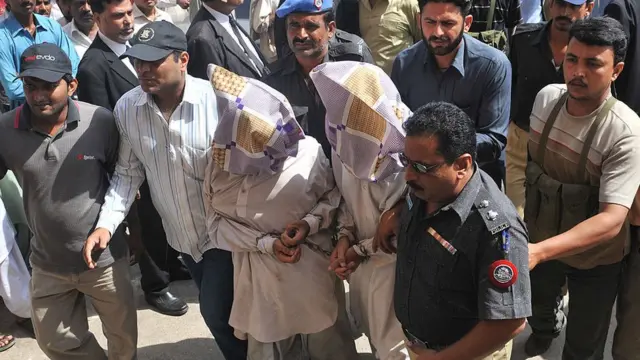 পাকিস্তানী পুলিশের হাতে আটক সন্দেহভাজন দুই টিটিপি সদস্য।