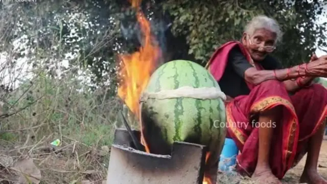 انځور کې مستانه ادې هندواڼې کې د چرګ پخولو هڅه کوي