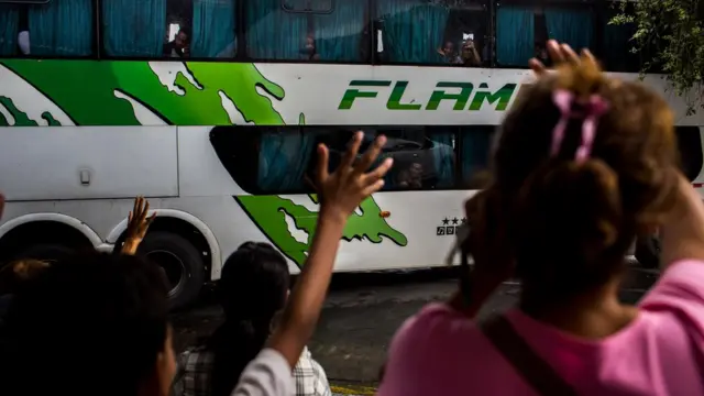 Crianças acenam para pessoas dentrocopa do mundo aposta onlineum ônibus saindo