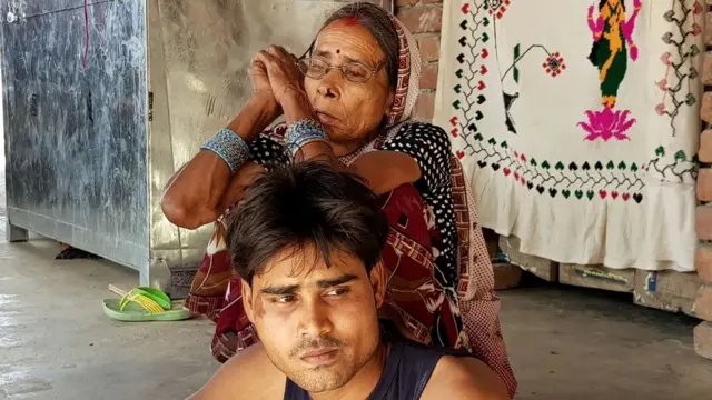 રામૂના માતા અને ભાઈ