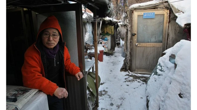 Um idoso sul-coreano sentado na comunidadeà qui appartient 1xbetGuryongà qui appartient 1xbetSeul com neve no chão