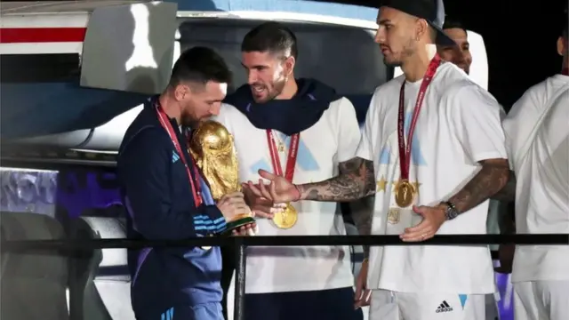 ميسي يحمل كأس العالم