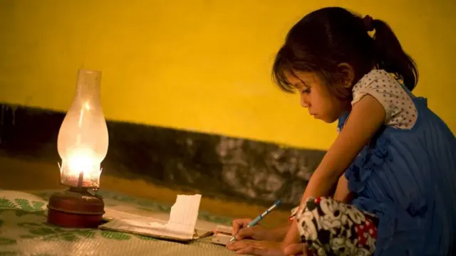 ભણતી બાળકી