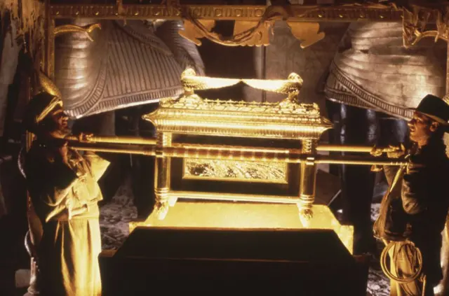 Индиана Джонс (Харрисон Форд) и его соратник Саллах (Джон Рис-Дэвис) с найденным ими Ковчегом Завета