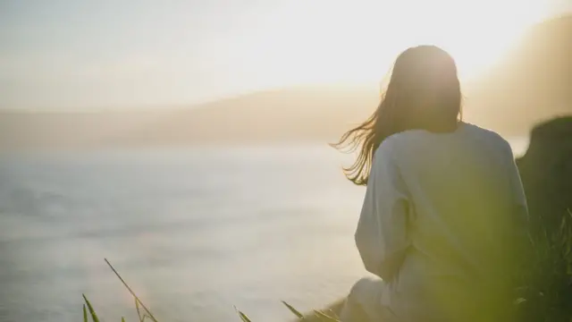 Жінка біля моря