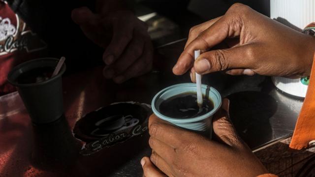 Tomar una taza de café 100% colombiana es cada vez más difícil en
