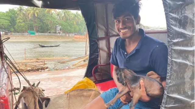 अपने जानवरों को सुरक्षित ठिकाने की तरफ़ ले जाता एक व्यक्ति