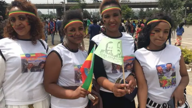 ዛሬ በነበረው የፕሬዚዳንት ኢሳያስ አቀባበል ላይ ብዙዎች የሁለቱን መሪዎች ፎቶ ይዘው ነበር።