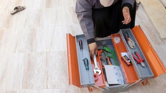 महिला प्लंबर