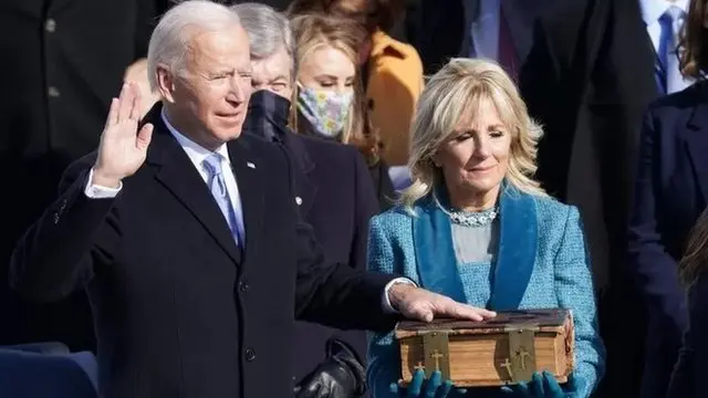 جو بایدن در کنار همسرش جیل در حال ادای سوگند