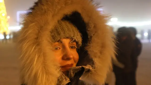 Якутск. Женщина на площади Ленина